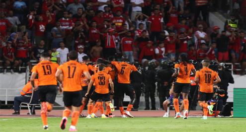 نهضة بركان يتوج بكأس السوبر الإفريقي للمرة الأولى في تاريخه على حساب الوداد